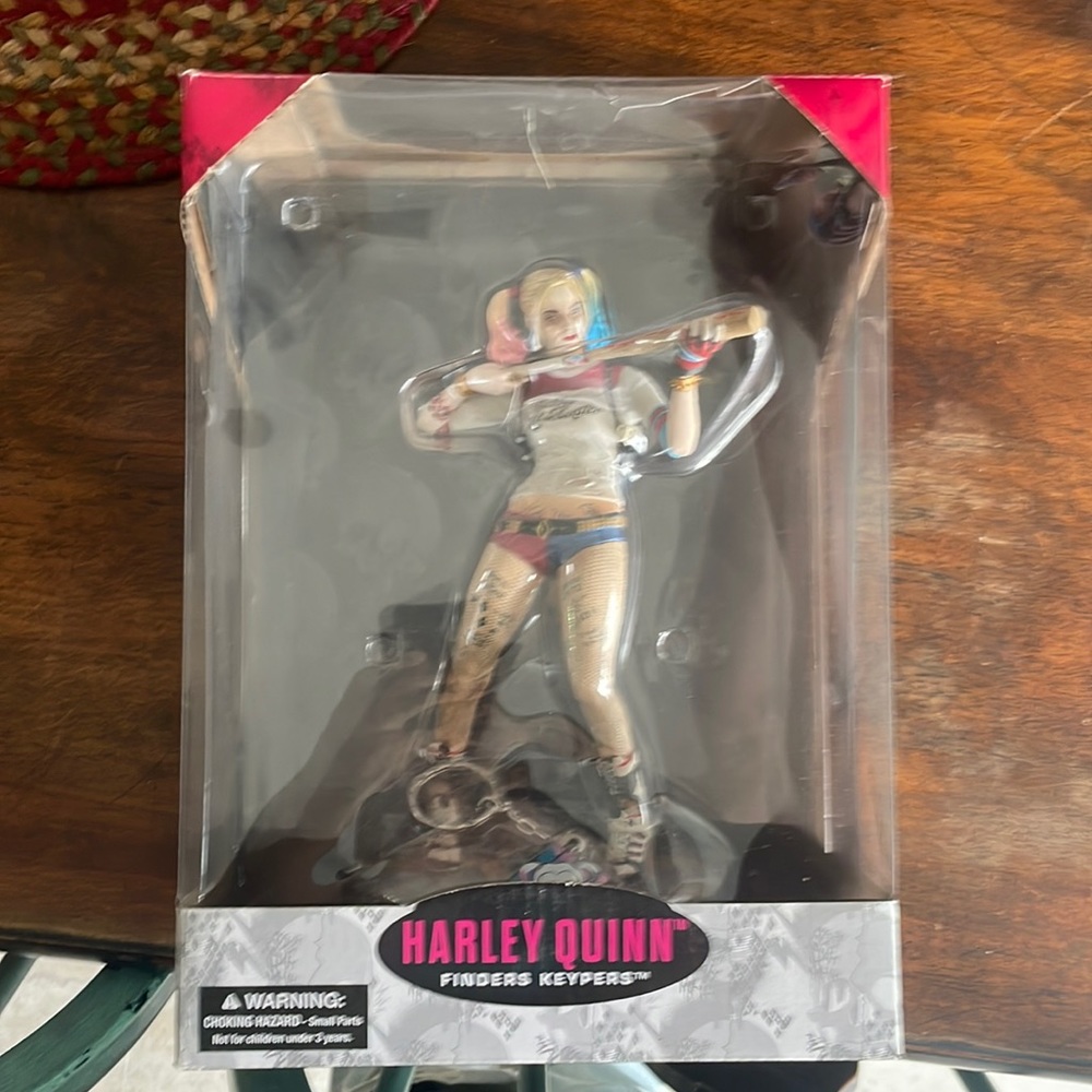 Harley Quinn statue